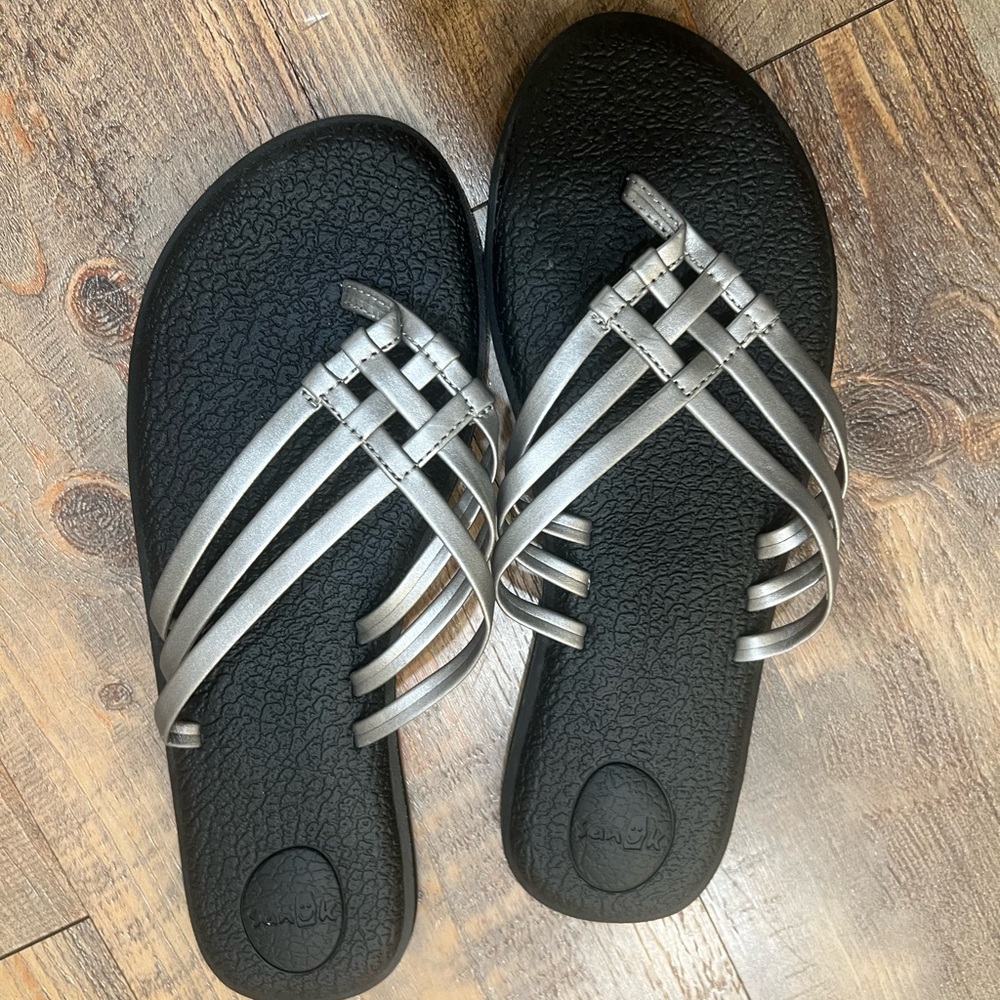 NEW **SANUK** Yoga Mat Sandals - Perfect for Summer - Great Metallic Color :)